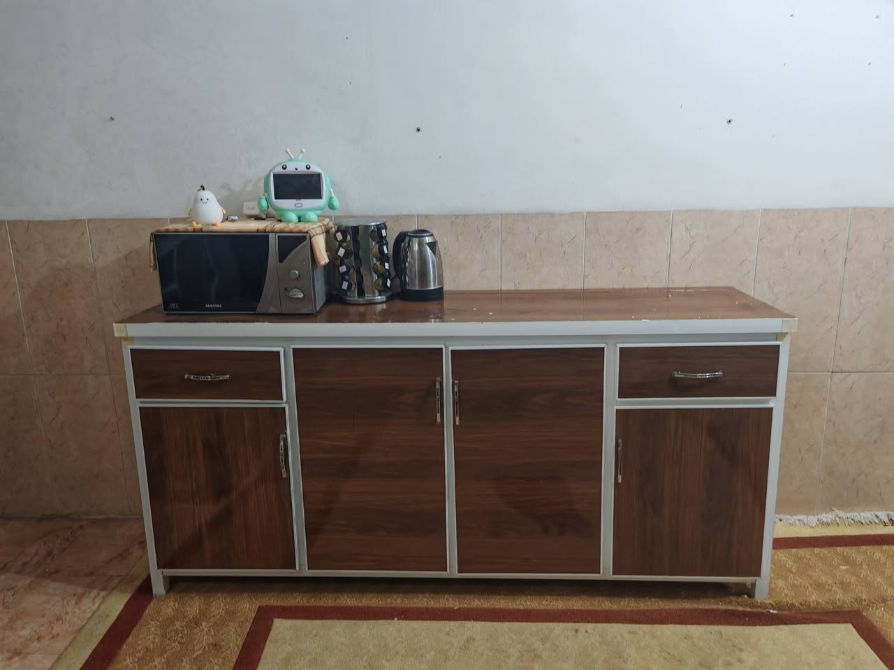 يعطيكم العافيه
 باب حماية الدرج ٢٥ الف (عرض ٧٠ حتى ١٠٠ارتفاع ٧٥) 
مبردتين حجم ٢.٥ ماركه توربو نظيفات جدا المبردة الواحدة ب ١٧٥ الف
سبلت جنرال طون ونصف شغال بارد ساخن  ب  ١٠٠ الف
صوبة نفطيه ماركه توربو ٥٠الف
مسبح جديد نظيف جدا استخدام مرتين كبير ب ١٥ الف
طقم قنفات ١٠ مقاعد مع طاولة وسطيه نظيف فقط القطعه المفردة تحتاج رص براغي للارجل بسعر ٣٢٥ الف بصير سرير وبداخله مخزن
سجادة كبيرة ١٢ م٢  بسعر ٤٠ الف
كاونتر نظيف سعر ١٧٥ الف القطعتين الكبار طول مترين والسنك طول متر و٣٠سم
للتواصل ***********

