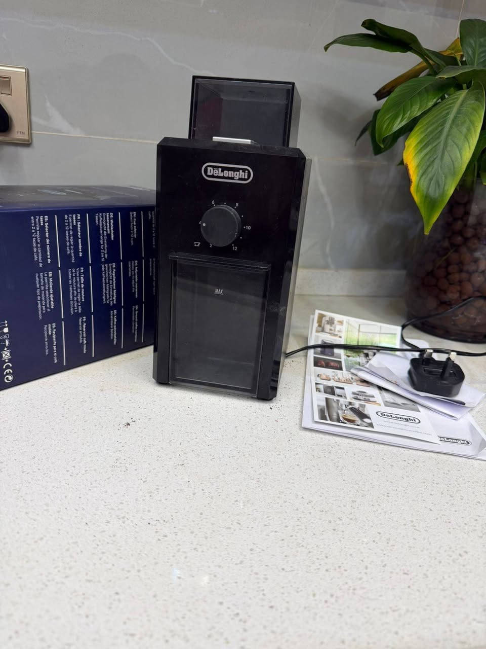 مكينة قهوة دي لونغي مع بورتفلتر احترافي مكشوف وطاحونة دي لونغي معدلة للاسبريسو للبيع بسعر 225 الف 
مكاني البصرة
*********** حسن الموسوي
