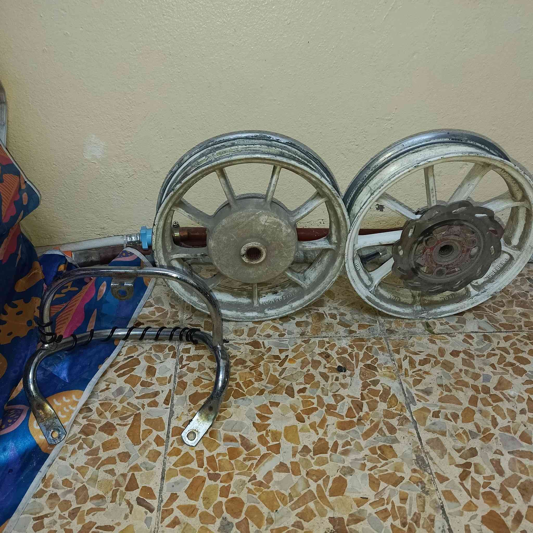 ويانا مال ماكس وسيفايا مال بوليسي الاصليه اللي يريدهم يخليه يدق على الرقم ويا الانضاف انطيك اياهم شرط بس غسله يعوزهم 
***********
