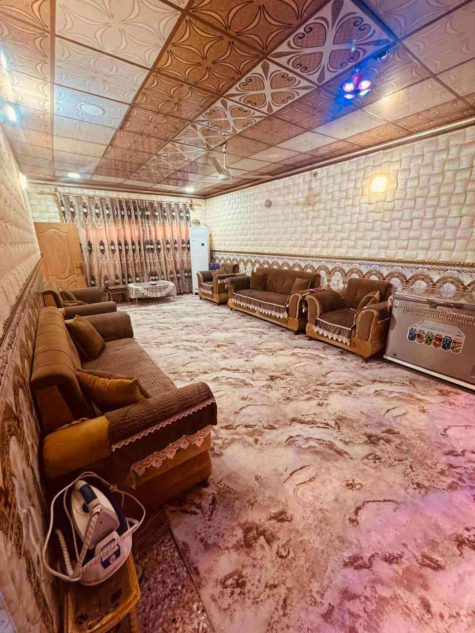 السلام عليكم دار للبيع طابو صرف المساحه 200 متر طابقين يحتوي على 4 غرف نوم ومطبخ 2 وصحيات 3 واستقبال 6/8 وكراج سيارتين ملاحضه الطابق الثاني مفصول عن الاول يعتبر بيتين العنوان شارع 80 جهت النجف براس الفرع سونار ابو الصوف السعر 200 مع المجال للاستفسار ***********
