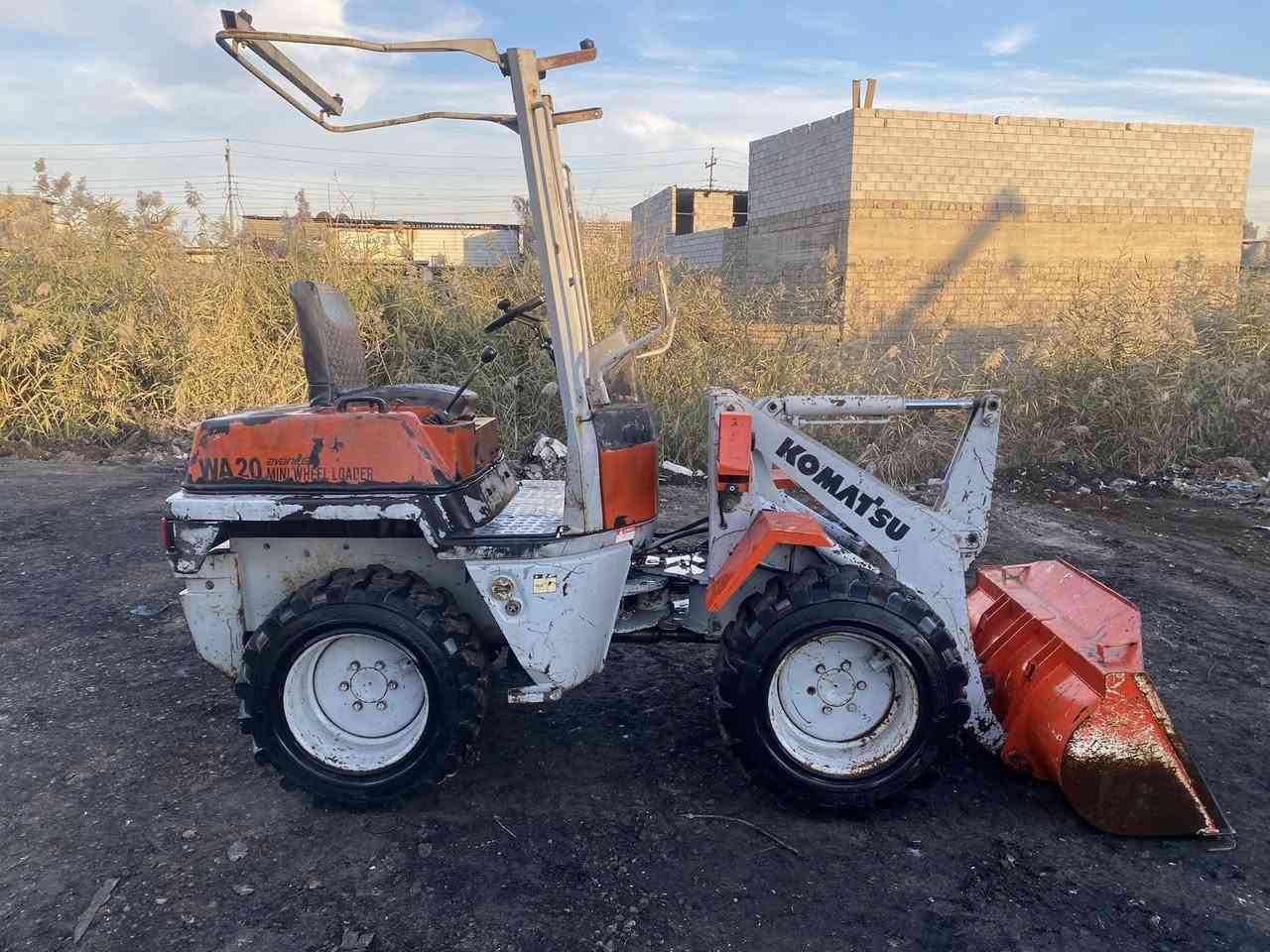 السلام عليكم
شفل كوماتسو للبيع حجم 20 
‏  4X4 موديل 2002 
 مكفول مامفتوح برغي شرط ع وضع شركة 
ويا كيلة ثانية للخباطة
تايرات جدد
كهربائيات كله شغاله ماتصرف عليي جاهز للعمل
عنوان موصل 
رقم *********** واتساب
