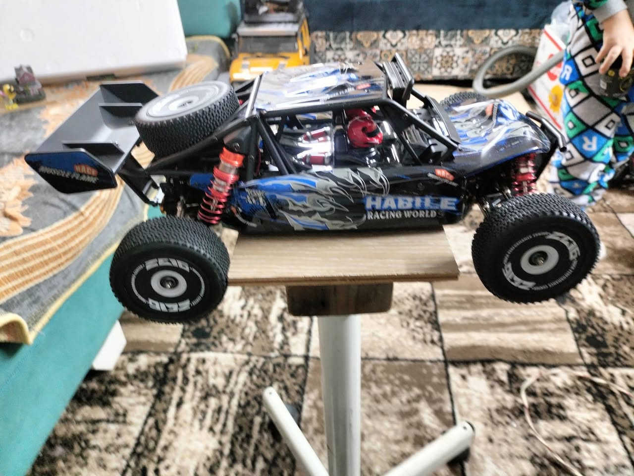 عيدكم مبارك اخوتي الاعزاء
سيارة احترافية حجم 1/12 ويل تويز برشد السيارة نضام متصل مو منفصل وبقية التفاصيل بالفديو استمتعو


**إذا كنت صاحب هذا الإعلان وتريد حذفه لأي سبب، رجاءا أرسل رسالة إلى الدعم الفني**