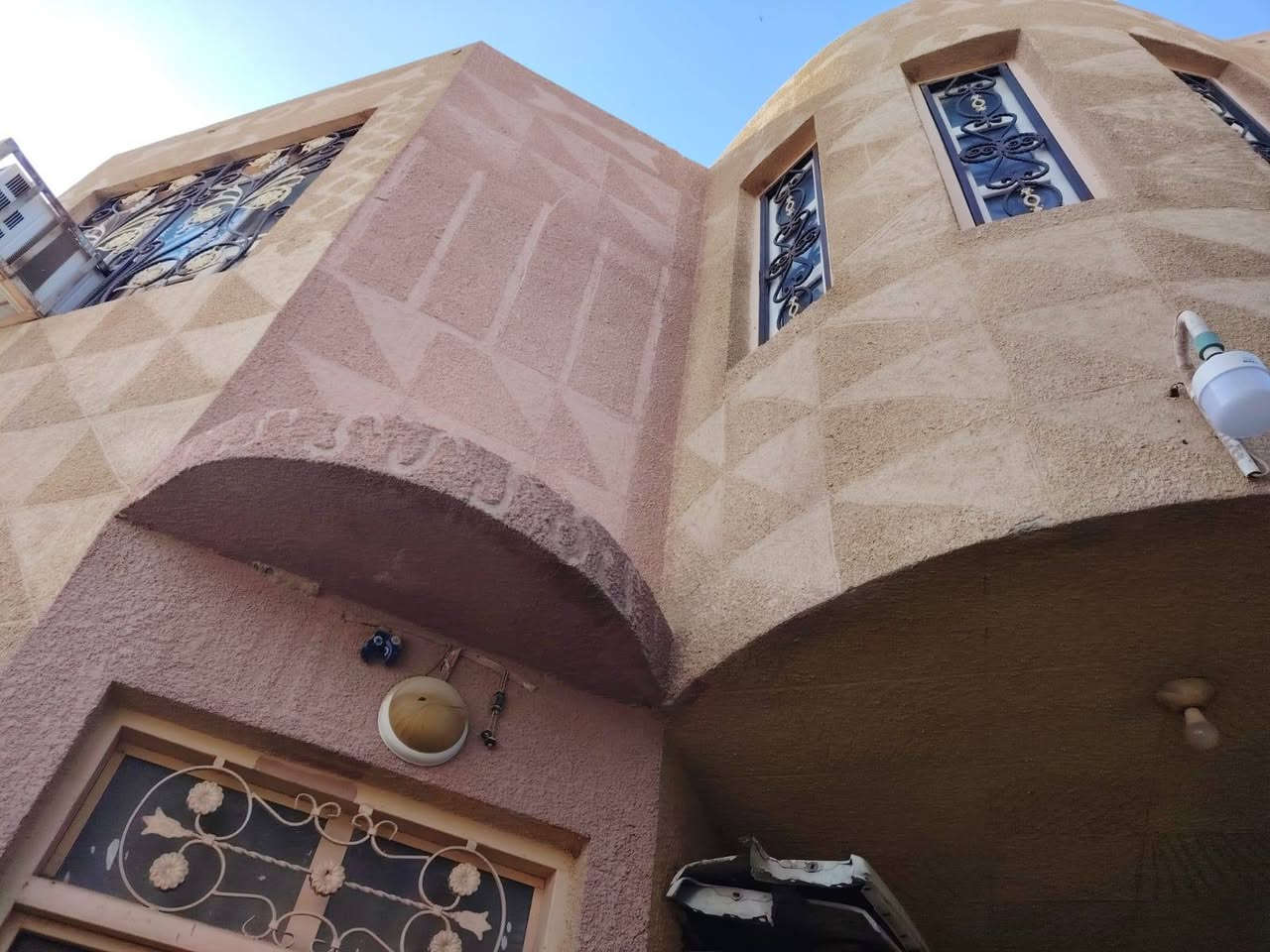 دار للبيع بالحيره حي الحسين قرب مركز صحي النعمان طابو صرف المساحة ١٢٥م٢ طابقين يحتوي على
٣ غرف نوم
٣ حمامات جدران سيراميك والارضيه بورسلين
مطبخ جداره سيراميك
مكشوفه عدد ٢
 الارضيه كاشي ابعاد ٤٠ سم *٤٠سم
سطح عدد ٢ مطبك شتايكر
استقبال مفتوحه على الصاله باب دفتري صاج خشب ٤ طلاكات
صاله كبيره عدد٢
للاستفسار مراسلة الصفحه او الاتصال عالرقم ***********
