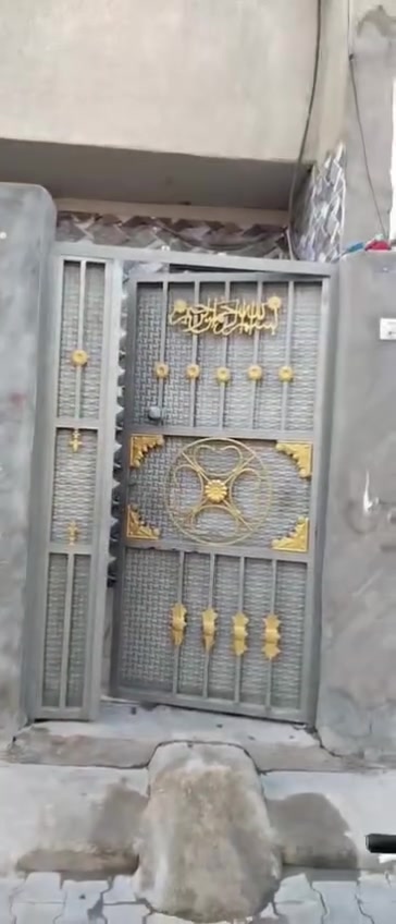 دار للبيع الموقع حي الكوفه من جهه كسره وعطش خلف الملعب مباشر مساحه البيت ١٠٠ متر منطقه كامل خدمات ***********
