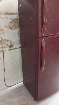 ثلاجه للبيع حجم كبير السعر 200 الف  07831212901