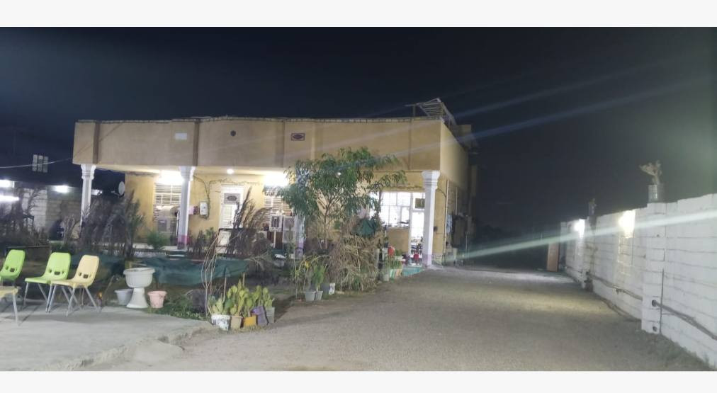 دونم للبيع بالسلاميات بعد سيطره ابو ريشه مبني بيت مساحه 400متر من غير الاستقبال الخارجي يحتوي على اربع غرف وهول ومطبخ و3حمامات مشتركه داخل البيت و2 خارجيات يم الاستقبال ويحتوي على 2مخزن وباقي الدونم مزروع كافه انواع الاشجار والنخيل والحمضيات مكلفه بلنشر هذا صاحب  البيت (***********)
