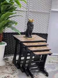 مجموعة طاولات عملية وأنيقة مصنوعة من الخشب المتين، مثالية للاستخدام في...