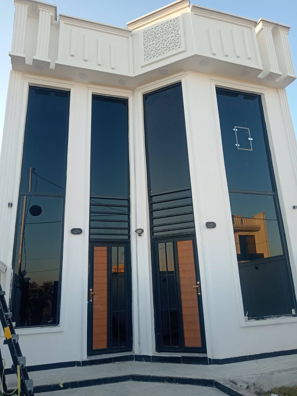 دار البيع المساحه ١٤٠ متر الواجهه ٧ ونزال ٢٠ يتكون من ستقبال ومطبخ وغرفه وهول صحيات  طابق الثاني يتكون من غرفتين نوم وبيتونه  وصحيتا خارجيه وداخليا لدار كلش حلو ومرتب  وشغل درجه اولى المكان حله ورديه قرب سيد موسئ سند  ٢٥ تحويل مباشر  السعر ١١٥ ومبي مجال قليل الاستفسار ع رقام التالي
***********        
 
***********
