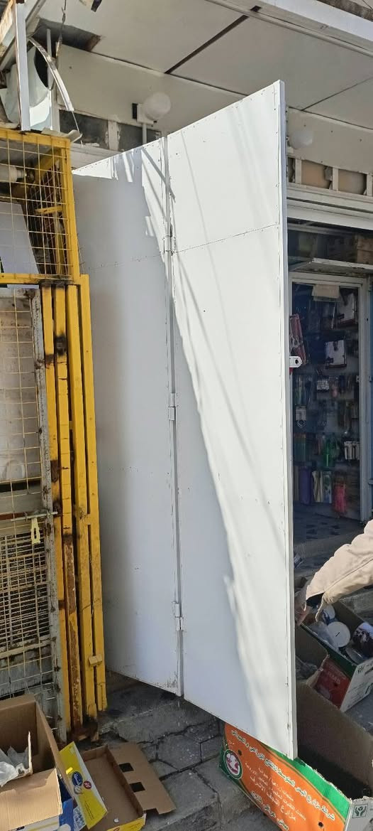 باب دفتريه عرض 3 متر وارتفاع 2 متر ونص للبيع أو المراوس بجام خانه حديثه شرط نفس القياس العنوان نجف حي الوفاء الرقم ***********
