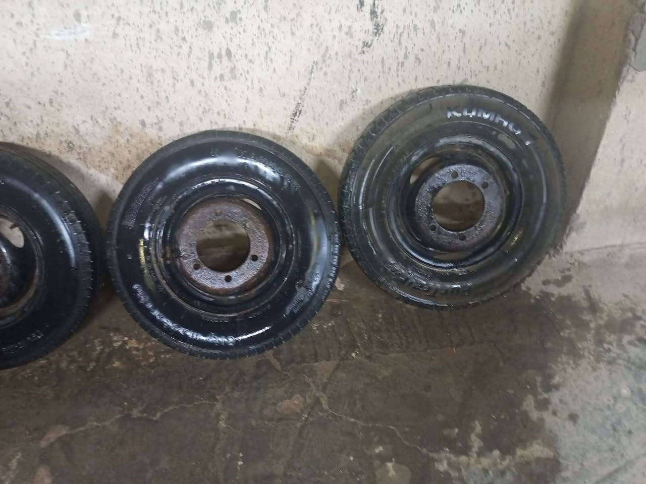 السلام عليكم للبيع  تاير العدد 5
حجم 13 في كوت حي الحكيم 
***********.  سعر خاص
