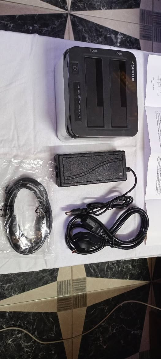 قارئ هاردات قاعدة شحن للقرص الصلب، قاعدة شحن USB 3.0 ساتا HDD لـ 2.5 و3.5 انش ساتا HDD/SSD، فتحة مزدوجة، تدعم استنساخ بدون اتصال وUASP، موضح بالصور السعر 60 الف  وبيها مجال للطلب او الاستفسار التواصل عبر مكان حي عامل بغداد ***********  واتساب
***********

هذا المنتج هو محطة إرساء محركات الأقراص الصلبة (Hard Drive Docking Station) من ماركة SEATAY، وتستخدم لتوصيل محركات الأقراص SATA من نوع 2.5 أو 3.5 بوصة (HDD/SSD) بجهاز الكمبيوتر.
إليك أبرز مواصفات وميزات هذا الجهاز: 
• نسخ البيانات بدون كمبيوتر (Offline Clone): تتيح لك هذه الميزة نسخ البيانات مباشرة من قرص صلب إلى آخر دون الحاجة لتوصيل المحطة بجهاز كمبيوتر.
• التوافق: تدعم محركات الأقراص الثابتة مقاس 2.5 و 3.5 بوصة SATA I/II/III.
• سرعة نقل البيانات: مجهزة بواجهة USB 3.0 لنقل البيانات بسرعة تصل إلى 5 جيجابت في الثانية.
• التشغيل: تتميز بتصميم سهل الاستخدام لا يحتاج لأدوات للتثبيت (Plug & Play)، وتدعم التبديل السريع (Hot-Swap).
• مؤشرات LED: تحتوي على مؤشرات ضوئية توضح حالة العمل ونسبة تقدم عملية النسخ (25%، 50%، 75%، 100%).
⚠️ تنبيه: يرجى الحرص عند التعامل مع الأجهزة الكهربائية وتأكد من فصلها قبل تركيب أو إزالة محركات الأقراص لتجنب أي تلف للبيانات
