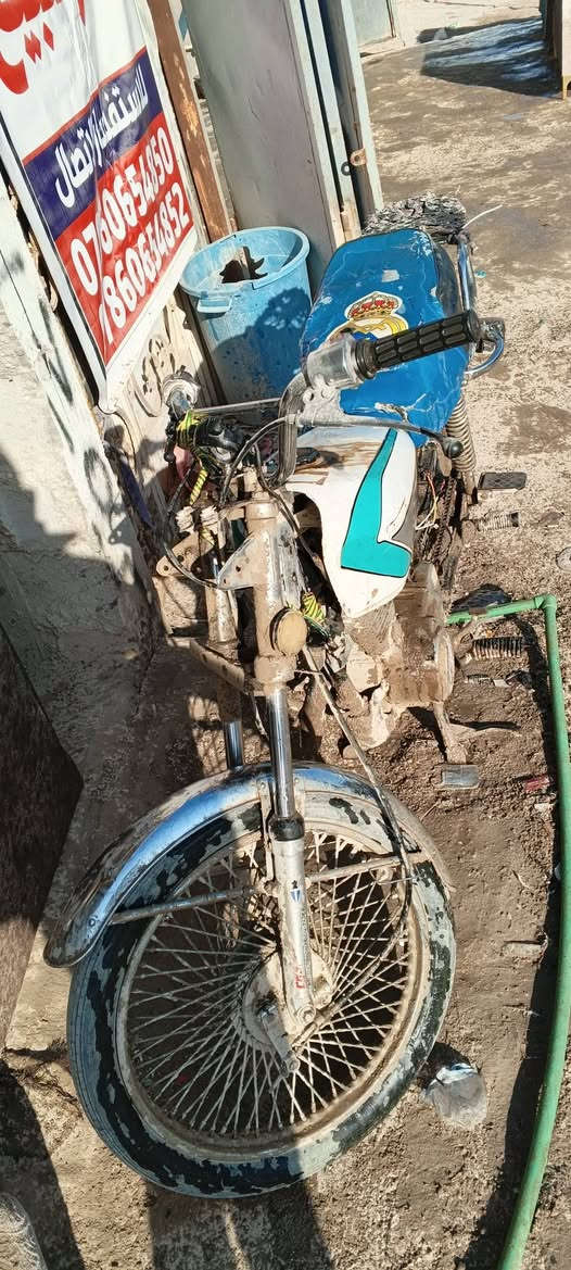 دراجه 4 كير شغاله مابيه اي شي محرك مامفتوح مجرد دراجه وسخه مامغسوله تشتغل هندر واحد تشتغل دراجه. كلك بدون اوراق عنوان نجف كوفه سعر 200 بيه بنجر بلكدام بس تسوي 
***********
