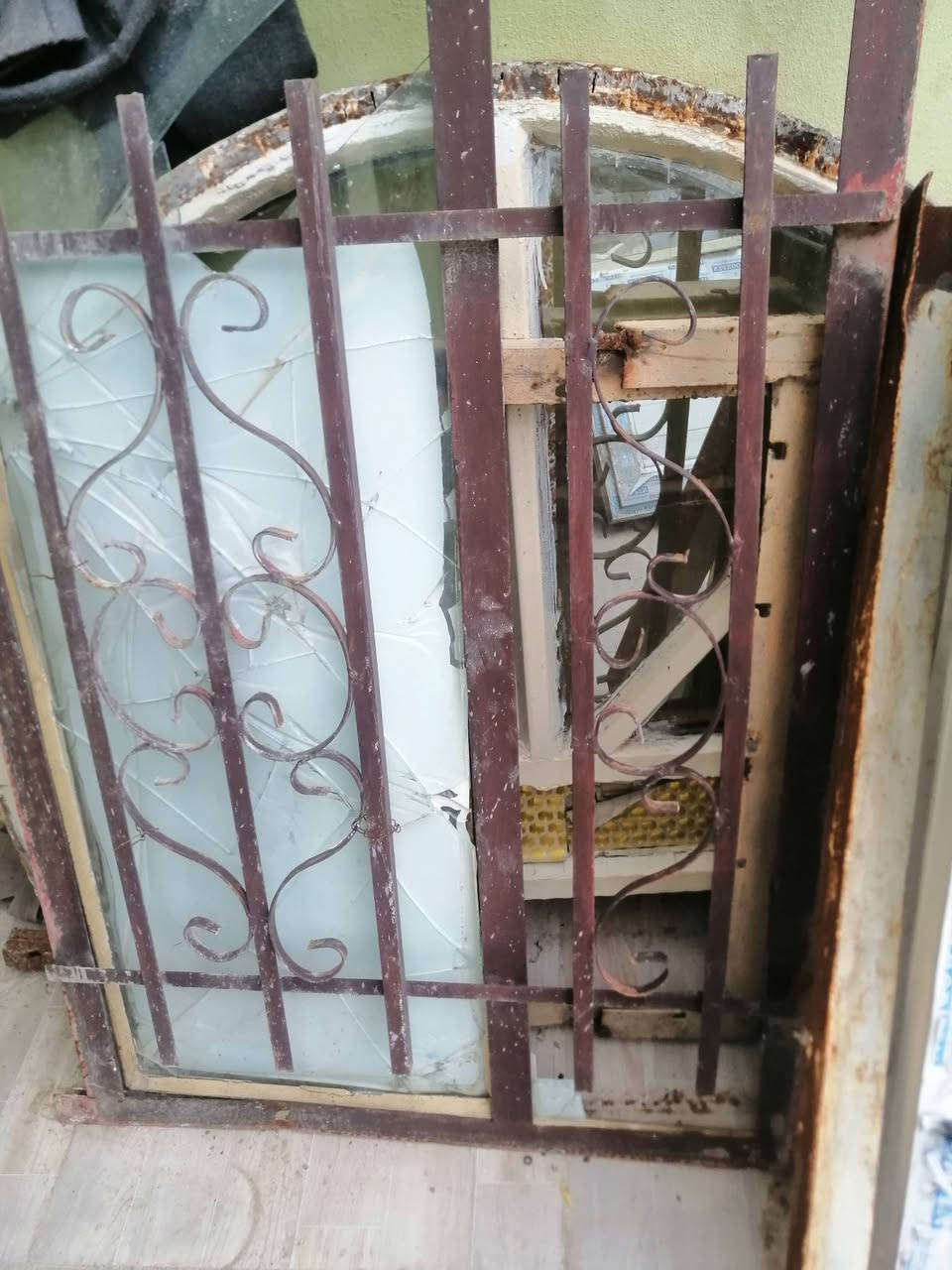 السلام عليكم عندي بوب وشبابيك حديد وبلاستك للاستفسار ***********
