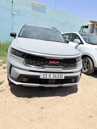 سورنتو ٢٠٢٢ • لون إسمنتي • باب السائق مضر