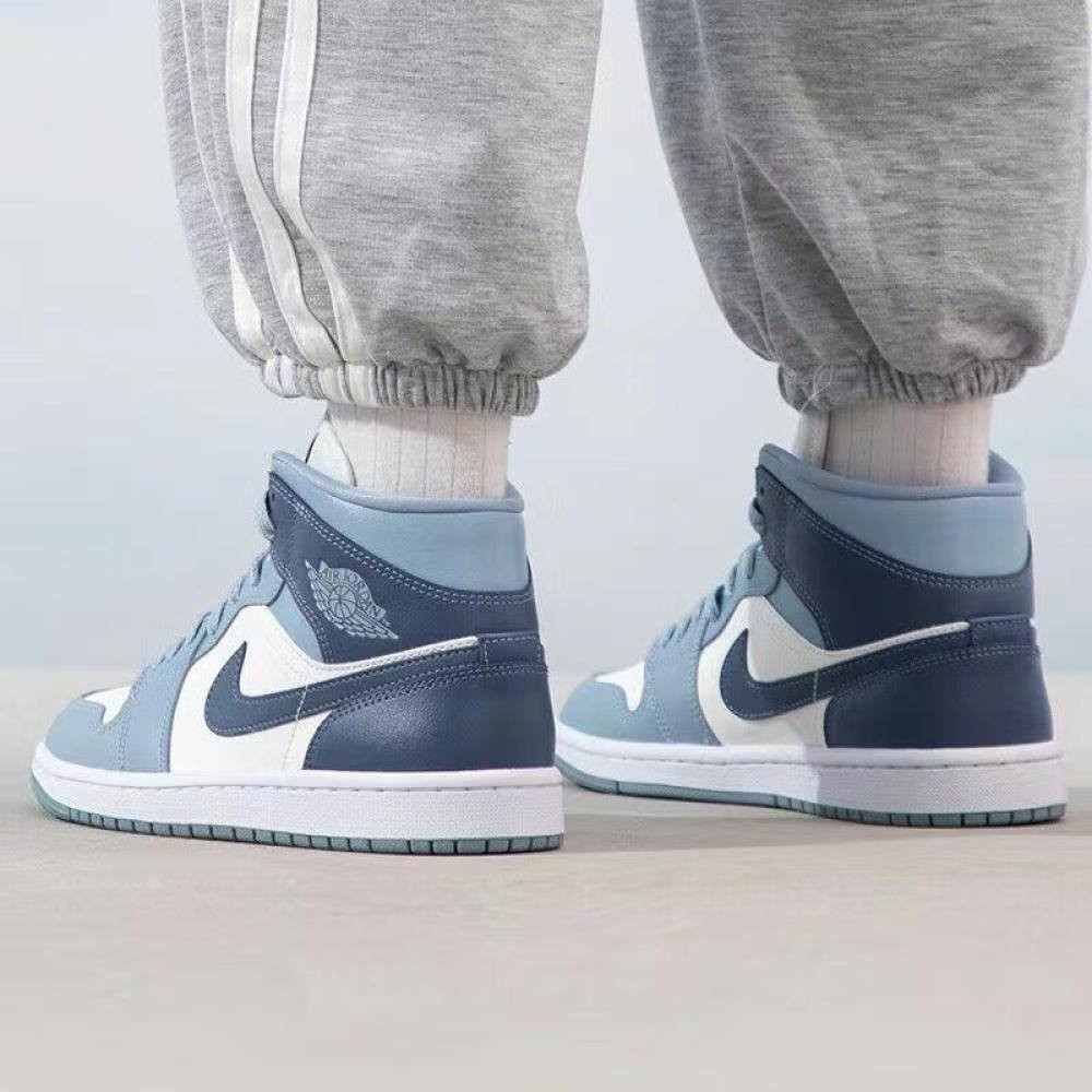 هذا الحذاء هو Nike Air Jordan 1 Mid بإصدار الألوان المميّز Diffused Blue (رقم الموديل: BQ6472-140). [1]
#تفاصيل_التصميم:

#الألوان: مزيج متناسق بين الأزرق الفاتح (Diffused Blue)، والأزرق الداكن للعلامة (Swoosh)، مع قاعدة باللون الأبيض العاجي (Sail).

#الشعار: يظهر شعار "Air Jordan Wings" الشهير محفوراً باللون الأبيض على الكاحل.

#الخامة: جلد ناعم ممتاز مع ياقة مبطنة لحماية الكاحل وتوفير راحة كاملة. 

#القياس_39
#قياس_القدم_25CM
#جديدة لوك بالجيس غير مستخدمة مال بضاعة DHL وليس تجاري.
#توجد خدمة توصيل للمحافظات كافة.


**إذا كنت صاحب هذا الإعلان وتريد حذفه لأي سبب، رجاءا أرسل رسالة إلى الدعم الفني**