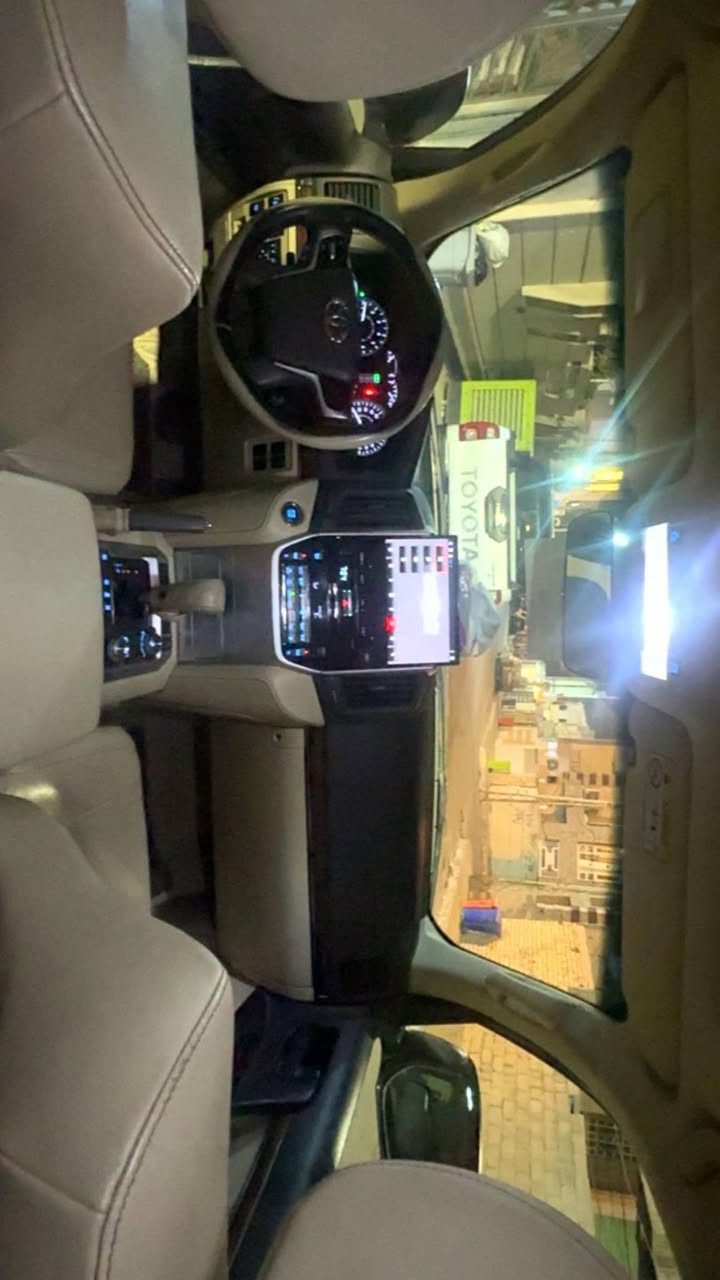 سلام عليكم 
لاندكروزر 2017 فول مواصفات 
فئه GXR 
كلين كفاله من دعاميه للدعاميه
سياره ما شاء الله نضيفه حت دهن بدله من شركه و وصولات موجوده والله سياره مال بيت ما يطلعون بيه هواي
ماشيه 100  
كامرات امامي 3
3 شاشات 
كشن كهرباء 
تحكم ستيرن 
تشغيل عن بعد 
6 سلندر 
وبيه بعد مواصفات 

لاستفسار 
***********
