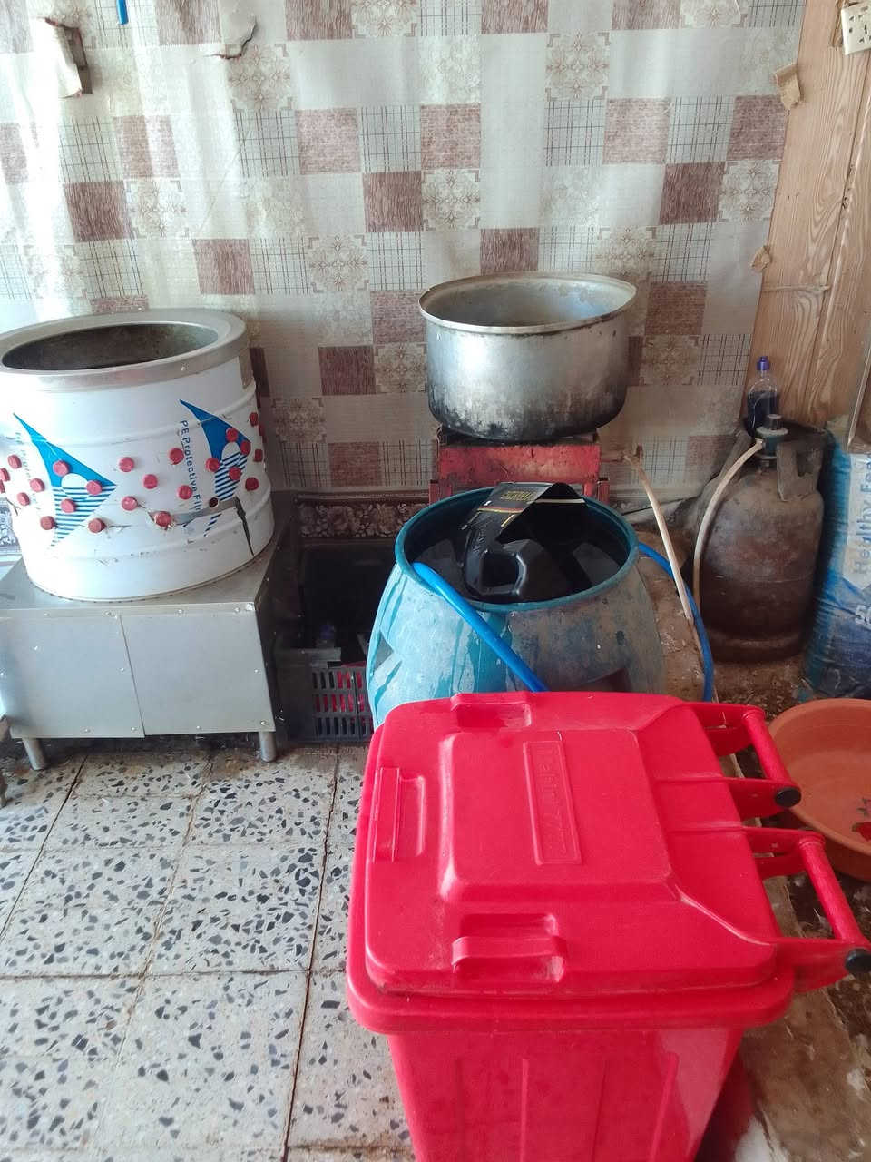 سلام عليكم غراض محل مال دجاج للبيع كامله مكان المحل شارع الطاقه مقابل مركز الوفاء رقم الهاتف ***********
