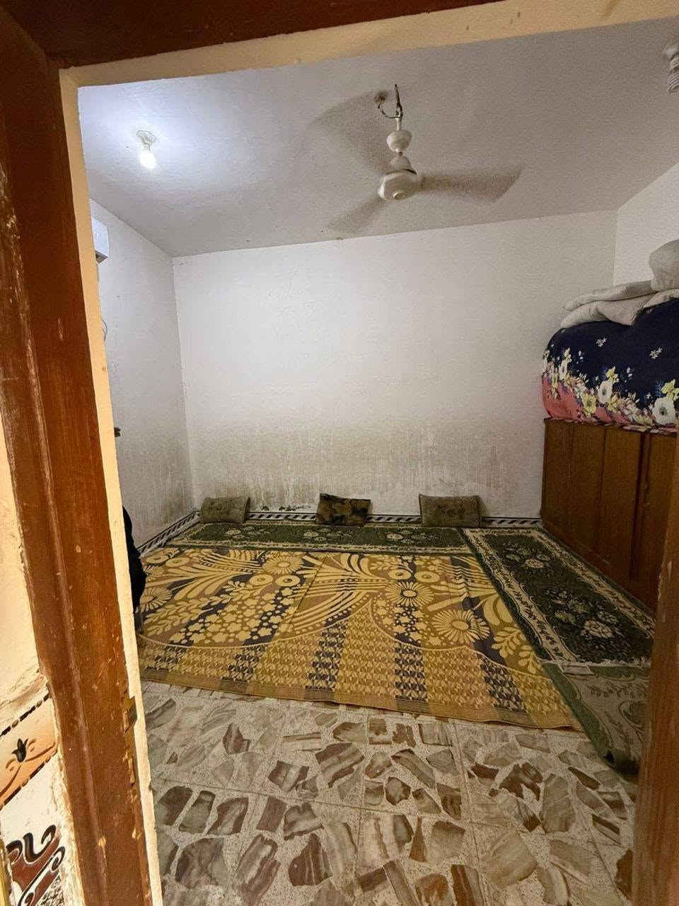 بيت مؤثث للبيع 
ال رباط زراعي 
100 متر مربع 10/10
بناء طابوك زغار كونكريت مسلح 
غرفة نوم كبيرة وصالة ومطبخ وصحيات خارجية وداخلية وبراني..
اقرار محكمة..
الاثاث الي بيه..
سبلت 2 طن عدد 2
مكيف 2 طن عدد 2
ثلاجة كبيرة مو دنكا
مجمده 
غسالة ملابس 
براد ماء
مبرده 
طباخ 
شاشة بلازما وستلايت 
منظومة انترنت متكاملة 
ميز نضد خشب
خزانات مياه وكيزر وكامل الكهربائيات 
السعر مع كل الاثاث 44 مليون مع مجال قليل..
للاستفسار 
***********
***********
