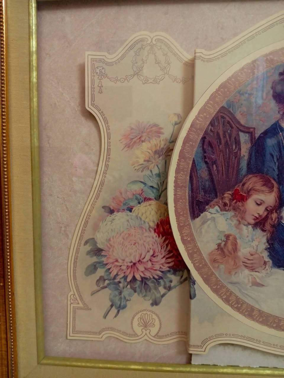 عشاق التميز 
لوحة فيكتوريا كلاسيكية مطبوعة بأسلوب الكروموليثوغراف تصور مشهد حنان الأم 
اللوحة مؤطرة بأطار خشبي مذهب عتيق 
تحمل اللوحة من الخلف ملصق يعود لمتجر متخصص في التحف والأثريات(A TOUCH OF ANTIQUITY) مما يؤكد على أصالة القطعة 
الحجم ٦٠*٤٥سم 
البيع أونلاين فقط ومتوفر توصيل لجميع مناطق المملكة


**إذا كنت صاحب هذا الإعلان وتريد حذفه لأي سبب، رجاءا أرسل رسالة إلى الدعم الفني**