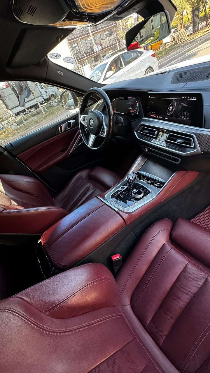 BMW. X6. I40. M  بلادي
وكاله العروش موديل 2021 ماشيه 60 الف 
كلّ صيانته بالشركة. السياره بدون اي نقص ولا مصرف ابد  صدر مكينه كير. كلشي بيها بلادي  وبيها تقارير اخر صيانه  مع تبديل دهن فلتر  داخل الشركة 
و حتى دهن الكير هم من وصلت 50 الف. تم تبديله داخل الشركة
السياره فقط الكشر بي ملاحضات بسيطه  جدا  و سابقا  اتعرضت الحادث سطحي بالبابين الجانب الايمن. وتم صبغهن يعني قطعتين صبغ بيها  
تضليل جديد. هزه جديده سنويه جديده باسمي السياره
***********
