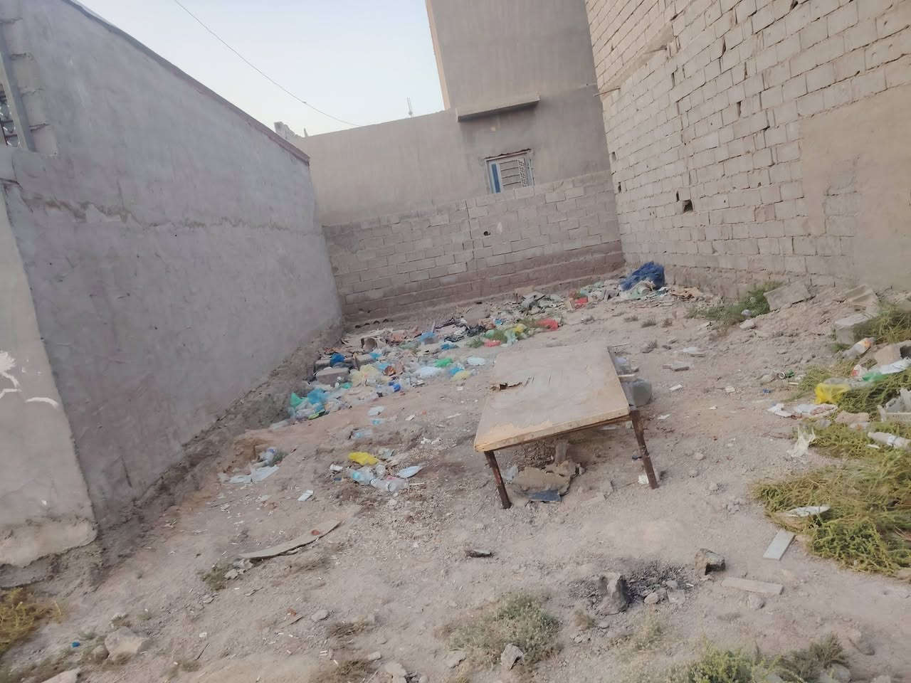 سلام عليكم هيكل للبيع في هورجب شارع لاذاعة خلف الروائي مساحة 100متر طابق ونص سعرة 40وبي مجال ستفسار خاص او تصال ***********
