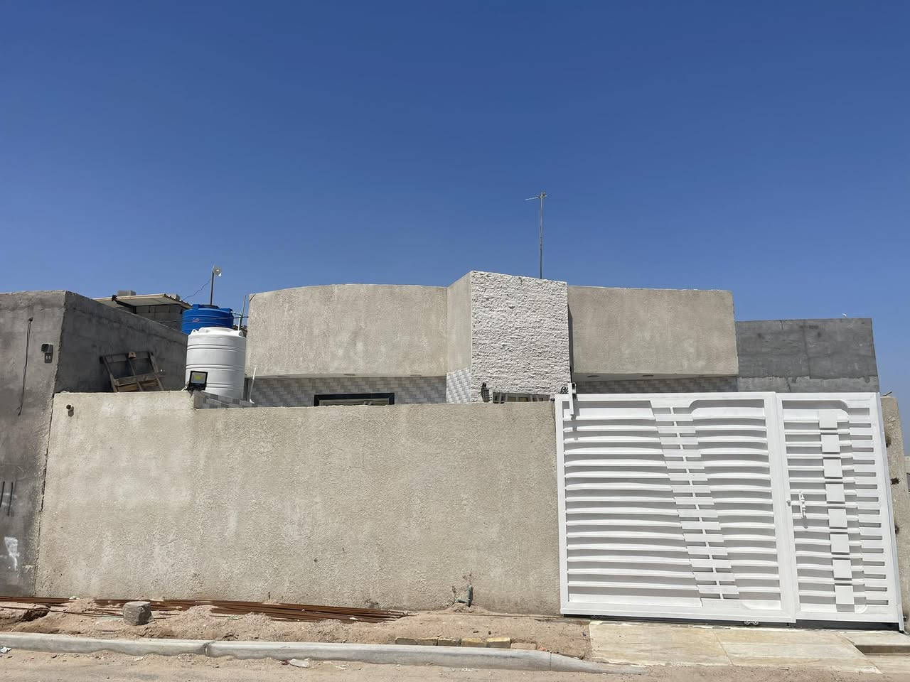 بيت للبيع طابق واحد بناء طابوق طابو صرف بأسمي 250 متر 
ثلاف غرف 4✖️5 ديوانيه 6✖️4
مطبخ 5✖️5 
هول 9✖️4
كراج 
حمام داخلي وخارجي 
حديقه 
منطقه متكامله ماء مجاري تبليط 
خدمات كامله مدارس 
جيران طيبين كلهم موضفين 
العنوان بصره ابو الخصيب كوت الحمداني الشارع مقابل المحكمه
السعر 195
***********
