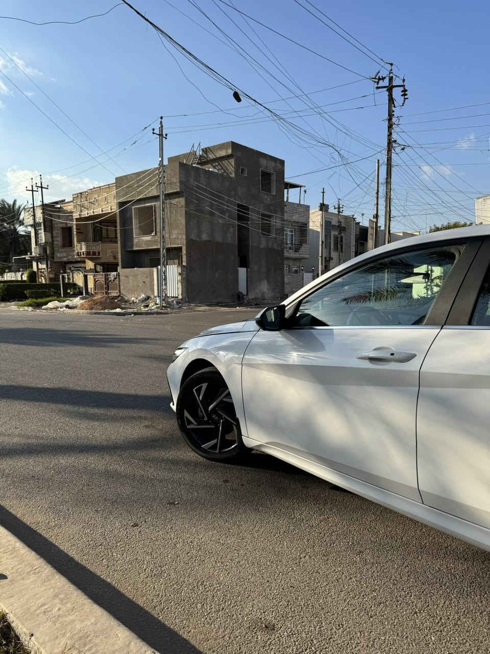 📅 الموديل: 2024
⭐ الفئة: فل كامل
🚘 اللون: أبيض
📍 الوارد: خليجي

🔧 المحرك والقير:
▪️ محرك 2.0 بنزين اقتصادي
▪️ قير أوتوماتيك ناعم
▪️ دفع أمامي

🎯 الراحة والتقنيات:
▪️ تشغيل بصمة + دخول ذكي
▪️ شاشة لمس كبيرة
▪️ Apple CarPlay / Android Auto
▪️ مكيف أوتوماتيك
▪️ مثبت سرعة
▪️ شاحن لاسلكي
▪️ فتحة سقف ☀️

🛡️ الأمان:
▪️ كاميرا خلفية
▪️ حساسات أمامية وخلفية
▪️ نظام مانع انزلاق
▪️ ABS + EBD
▪️ مساعد المسار
▪️ نظام النقطة العمياء

✨ الخارجية:
▪️ مصابيح LED أمامية وخلفية
▪️ جنوط ألمنيوم
▪️ مرايا كهربائية مع إشارات

📌 الحالة:
▪️ استخدام شخصي
▪️ نظيفة جدًا
▪️ خالية من الحوادث بيها رصعة على كد الابرة بدون بارد وبدون صبغ كفالة عامة
▪️ جاهزة للفحص

💰 السعر: 190 قابل للتفاوض للجادين
📍 الموقع: بغداد – السيدية
📞 التواصل: ***********
