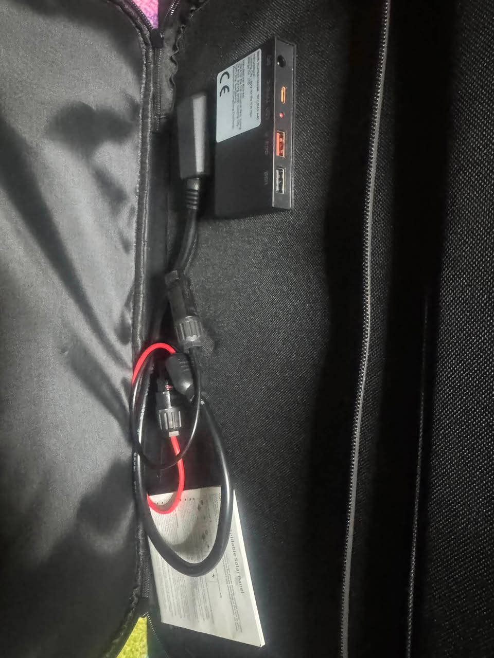 لوح طاقة شمسية 200w دفتري حجمه 100*60  هذا لوح شمسي محمول وقابل للطي، يزن حوالي 3.8 كيلوجرامات، ويتميز بخلايا أحادية البلورة عالية الكفاءة لشحن الأجهزة.تصميمه مقاوم للماء بتصنيف IP68، مما يجعله مناسباً للتخييم والأنشطة الخارجية.يحتوي على منافذ متنوعة مثل USB و Type C و DC لشحن محطات الطاقة والمولدات الشمسية 
سعره 85 مع توصيل


**إذا كنت صاحب هذا الإعلان وتريد حذفه لأي سبب، رجاءا أرسل رسالة إلى الدعم الفني**