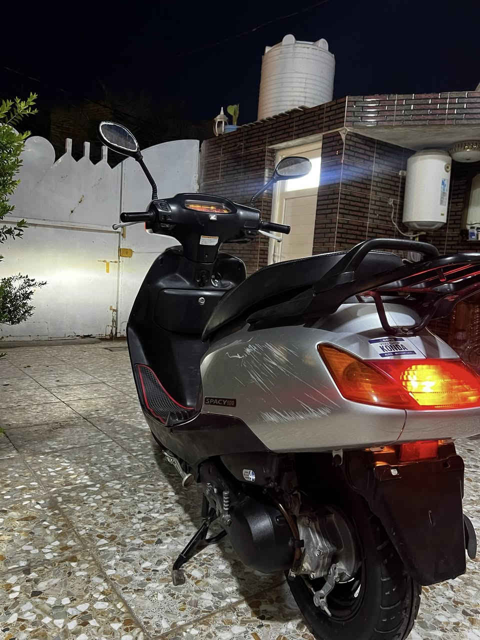 السلام عليكم'

دراجه سبيسي ياباني للبيع كفاله عده شخوط بسيطه في احد الكفرات اثر وكعه وليس حادث نضيفه جدا سعره 1.500 وبيه مجال بسيط جدا الشراي يتصل
 ‭0774 657 7685
