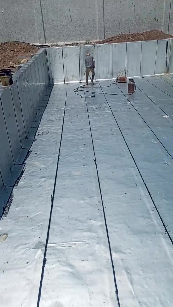 🏗️ جهّز سطحك اليوم وارتاح باچر..
الشتا وصل والمطر يفلّش البيت!"
🔹 إذا تعاني من حرارة البيت وتسربات الميّاه أو رطوبة السطح بسبب الامطار، الحل موجود ويبدأ من عندنا!
شركة المنصور تقدملك خدمة عزل الأسطح باحترافية وبمواد أصلية إيطالية الصنع مع 
#ضمـــان حقيقي وجودة تدوم 15 سنه
✨ خطوات عملنا:
1️⃣ مرحلة التنظيف والتحضير
📌 يبدأ كادرنا المتخصص بتنظيف السطح بشكل كامل من الأوساخ والغبار.
📌 نفتح السبالت وخزانات الماء ونزيل كل العوائق حتى نضمن سطح نظيف وجاهز للعمل 100%.

2️⃣ مرحلة العزل الأولي
📌 بعد التنظيف نطبّق طبقة أساس حسب اختيار الزبون:
الزفت الحار
زفت بارد الرايمر
الفلانكوت
3️⃣ فرش ودستار الإيزوكام
📌 كادرنا المحترف يفرش الإيزوكام بطريقة دقيقة تضمن التغطية الكاملة للسطح.
4️⃣ الكوي الحراري
📌 نستخدم الكوي الحراري بمواد عالية الجودة، درجة أولى و إيطالية المنشأ.
📌 نضمنلك عزل حراري ومائي متكامل مع شهادة ضمان حقيقية.
5️⃣ التكحيل وفتح المزاريب واللمسات النهائية
📌 بعد ما نكمل الكوي الحراري والتكحيل، نبدأ بعملية الترحيل النهائية بإتقان حتى تشوف السطح مرتب وكامل .
يسلمك السطح جاهز 
---
✨ مع شركة المنصور للإيزوكام تضمن:
✔️ حماية سطحك من تسرب الميّاه والرطوبة.
✔️ مواد أصلية وعمل مضمون.
✔️ تنفيذ احترافي بأيدي كادر ذو خبرة طويلة.
✔️ التزام بالمواعيد وسرعة بالإنجاز.

📞 للتواصل والاستفسار:
اتصل أو راسلنا واتساب الآن وخلي السطح مالك بأمان!
***********   --   ***********  
شركة المنصور لتغليف السطوح

