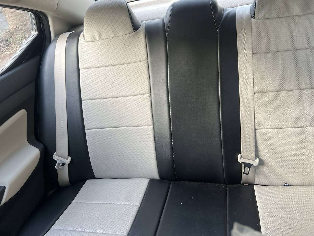 السلام عليكم سني نيسان مكسيكي موديل 24 محرك 1600 ماشيه 7000 بعدهه زيرو مال بيت كشنات جلد للاتصال ***********
