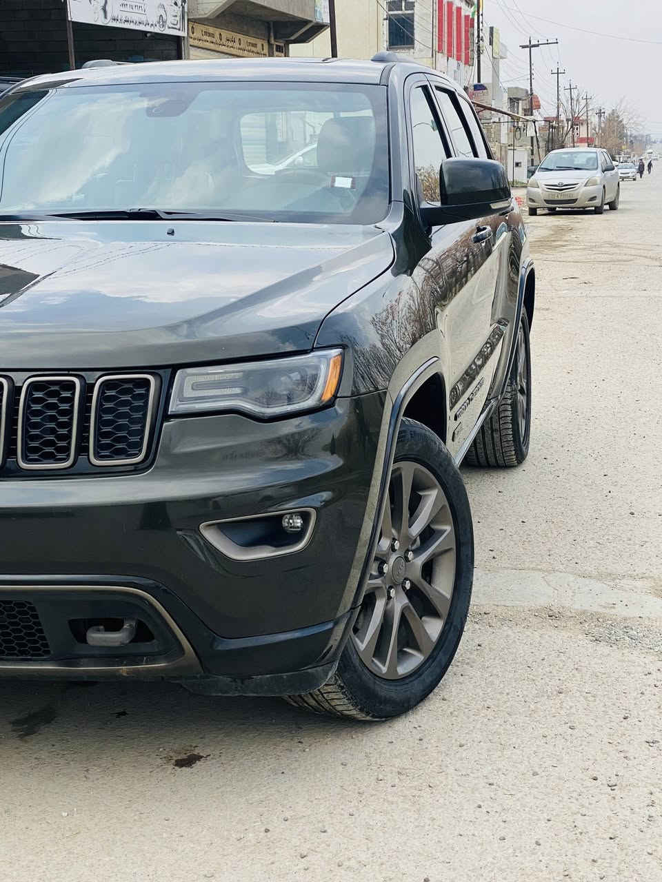 السلام عليكم  جيب كراند شيروكي، لون اخضر زيتوني مميز،
2016، امريكي كلين تايتل لمتد نص مواصفات، محرك 6v 3600
بانوراما
تدفئه وتبريد كشنات امامي خلفي
تدفئه بالستيرن
حساسات وكامره خلفيه
مراقبه النقطه العمياء
نظام ايكو سبورت دكمه
تبريد امامي خلفي ثلج
شفتات بالستيرن
وبعد بيها هواي مواصفات كلش حلوه
السياره كلش حلوه ونضيفه 
ماشيه 150 الف كيلو
 تايرات جديده تخم كامل
رقم بغداد
  رقم صاحب سيارة ***********
