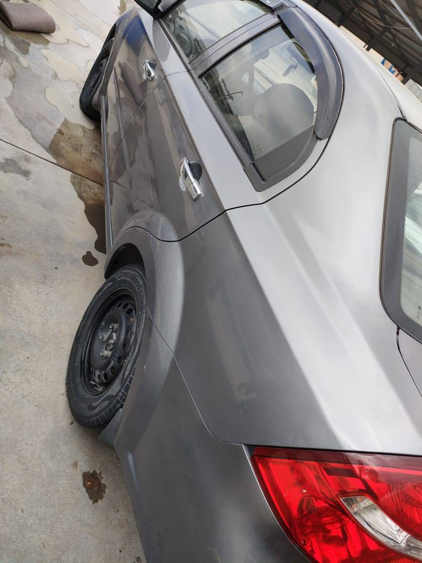 ئەڤیۆ  2009
مەکینە گەورە
گێری ئۆتۆ ماتیک
گێر و مەکینە نەکراوە بە شەرت
سەنەوی نەوی و ژینە نوێیە
ناو زەر
سەیارەکە تابڵێیت پاکە
تەقە و رەقەشی بە شەرت
بۆیاخ : یەک پەلە و دوو پەلەش ساردی بچووک
نرخ : 65 وەرەقە و معامەلەیەکی زۆر کەم
*********** السليمانية, العراق
