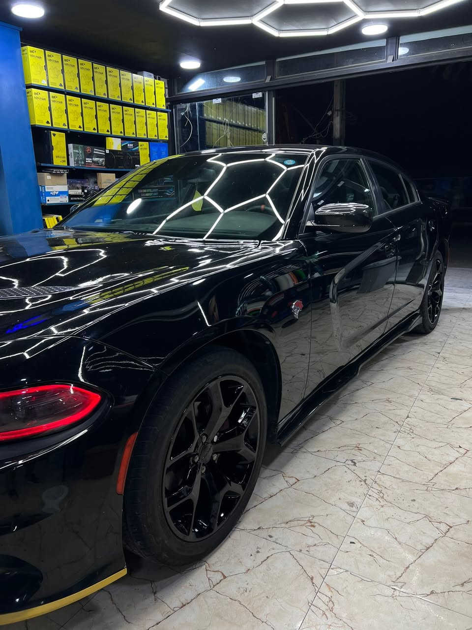 السلام عليكم 
دوج جارجر 2016 SXT تو ويل محرك 3600
وارد امريكي دخول كلين تايتل بلعراق بيها طخه بسيطه جاملغ خلفي وشويه من الباب كلشي موضح بلسونر بدون دواخل ايرباكات جميعها سليمه 
رقم سليمانيه السيارة باسمي تريد تحويل تريد وكاله 
سنويه وارقام كله جديد
السيارة محدثه بنيد ودعاميه SRT
ديفيوز خلفي SRT + دوسات SRT
شادلها عدسات كوست +لد متغير الالوان من خلال الهاتف RGB
ماشيه 135,000km 
قبل كم يوم بدلتلها بلكات شامبيون اصليه جيل الثاني 
ولف حمارة موبار اصلي
بولش جديد + صبغ وياله 
السيارة ما ناقصها كلشي مال جناي
السعر تواصل وياي ادزلك تقريرها كامل
للتواصل واتساب 📞 ***********
