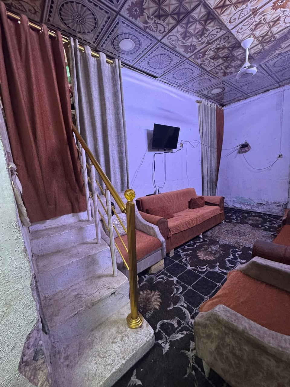 يا الله السلام عليكم بيت للبيع المساحه ٧٠ متر البراكيه شارع المطار القديم قرب جامع الذهبي بناء بلوك سقف اعكاده البيت يحتوي على غرفه صاله مطبخ استقبال صحيات السعر ١٨ مليون معه المجال الاستفسار على الرقم *********** مكتب بركات العباس ع
