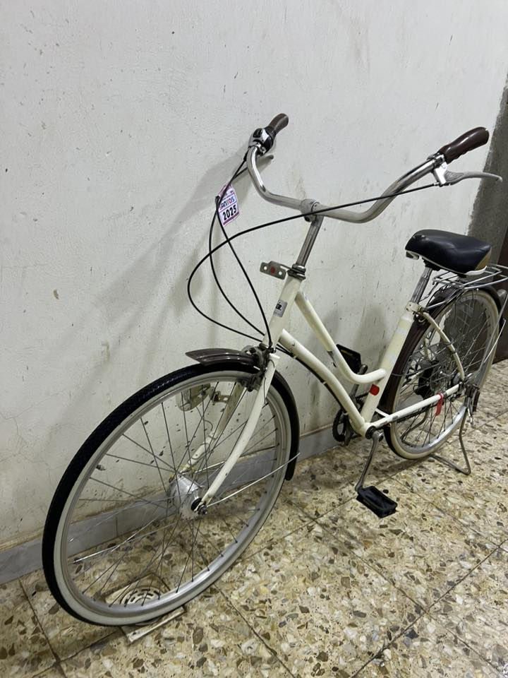 السلام عليكم بايسكل للبيع كير وحساس لون حليبي وجاملغ جوزي حجم 26 بايسكل يخبل نقصه بس صينيه بريكات تايرات كلهن جدد سعر 85 وبي مجال للستفسار ***********
