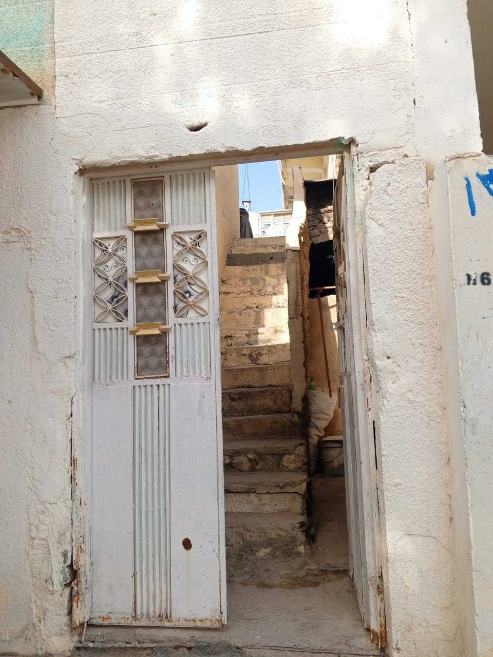 للبيع .. بيت مساحتة 311 متر
واجهة 11 متر .. نزال 25 متر .. البيت كراج طويل ووالداخل بيت مقسوم بس مو معزول /وخارج محل وبصفة محل طويل جان شقة ارضية وفوگاه شقتين .. حي السكك قرب جامع النور ..  سعر المتر رايدي بمليون دينار .. ***********
