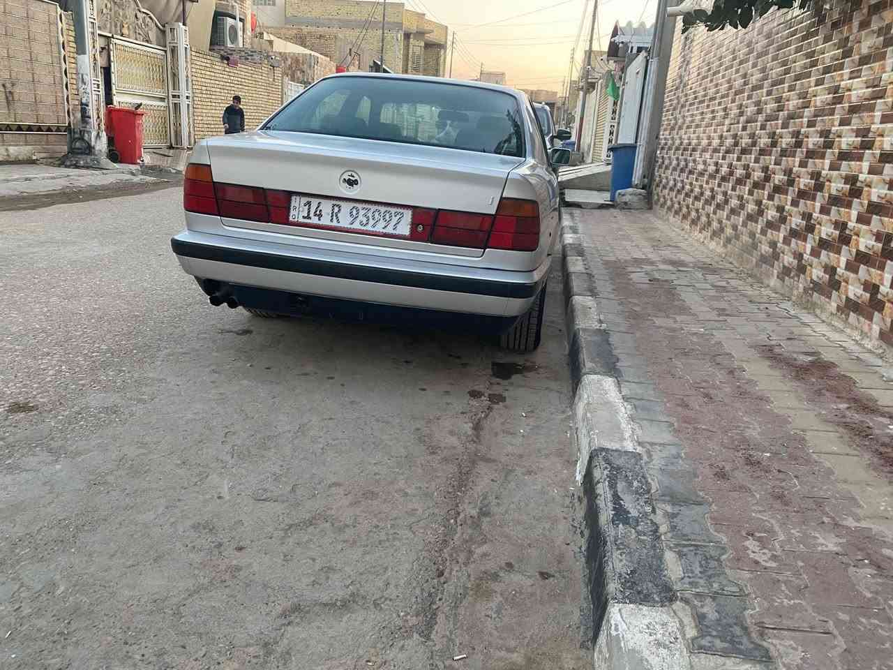 السلام عليكم 
للبيع BMW
موديل1992
محرك مسكر عدل كبس 
525
كير اوتماتيك 
كشنات جلد 
بدون ضربه
كهربائيات شغاله 
صبغ عام جماليه
ويل كب خليه
رقم انكليزي بأسمي تحويل ثاني يوم 
تبريد شغال
مكان السياره ميسان 
السعر 55 وبيهة مجال 
للتواصل ***********
