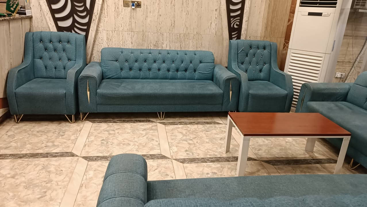 42مقعد قنفات للبيع
للتواصل***********
