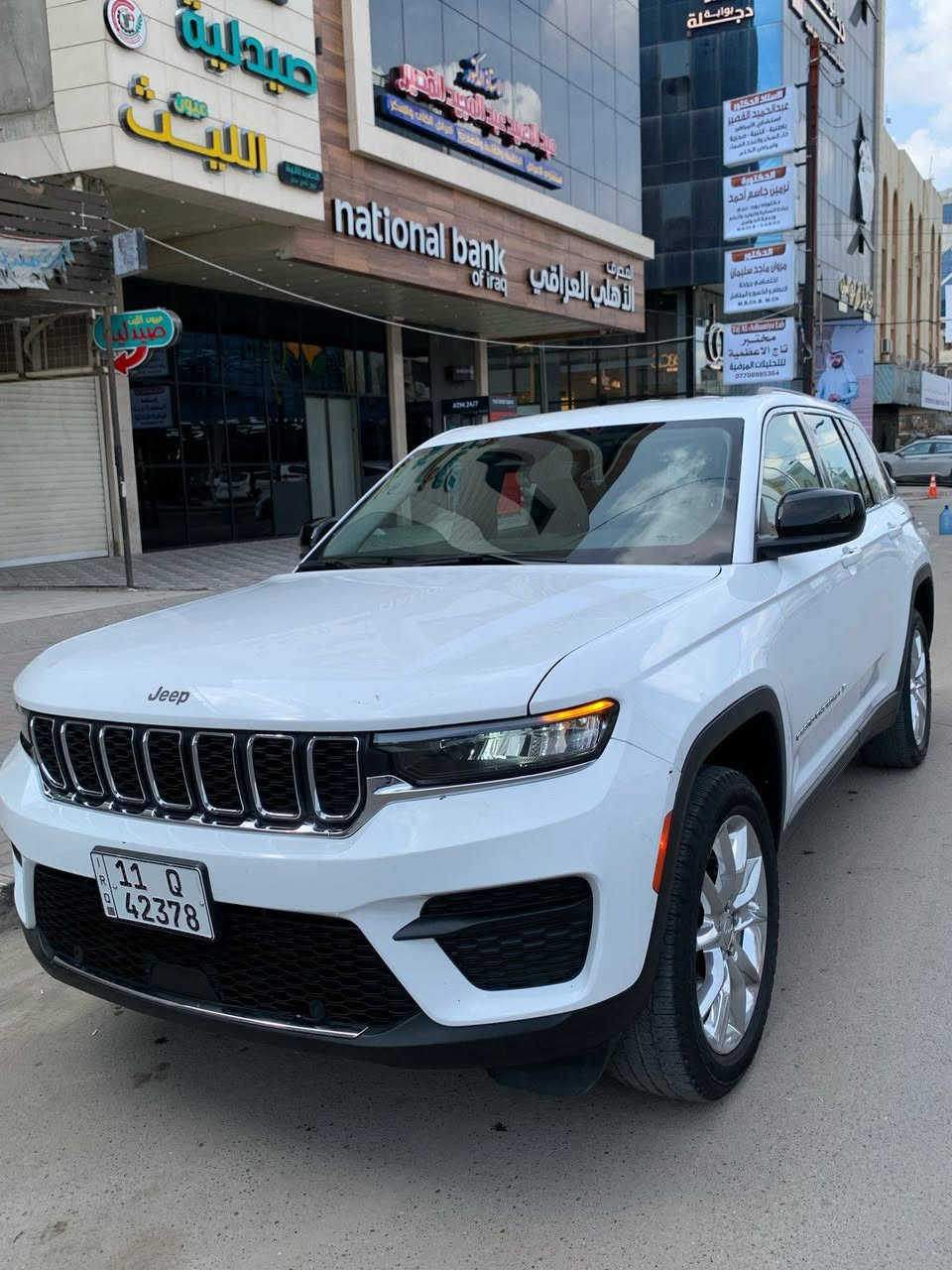 يرجى قرائه التفاصيل قبل الاتصال جيب كراند شيروكي 6 سلندر محرك 3600موديل ٢٠٢٢ السياره داخله سرقه كشر فقط اربع بوب وصندوق وبنيد يعني بدون حادث وراجعه قطع بلاديه اصليه نفس اللون يعني بدون صبغ حته الدعاميات بدون صبغ ماشيه 18 الف فقط  خمسه  راكب  السياره داخل جلد كشنات كهرباء تدفئه بلكشنات رادار امامي خلفي مانع تصادم توقف ذاتي رادرات جانبيه بلمري حساسات اماميه خلفيه  تدفئه ستيرن شاشه العدادات دجتل شاشه كار بلي صندوق كهرباء تبريد امامي خلفي اشاير بلمري ثلاث وضعيات قياده كير ماوس نظام منحدرات ويل كب كروم بك لايت لد سستم سماعات تشغيل عن بعد رقم بغداد بسمي شرط التحويل مكان السياره بغداد اعظميه السياره كامله برغي نقص ما بيها السعر 300ورقه  للاستفسار ***********
