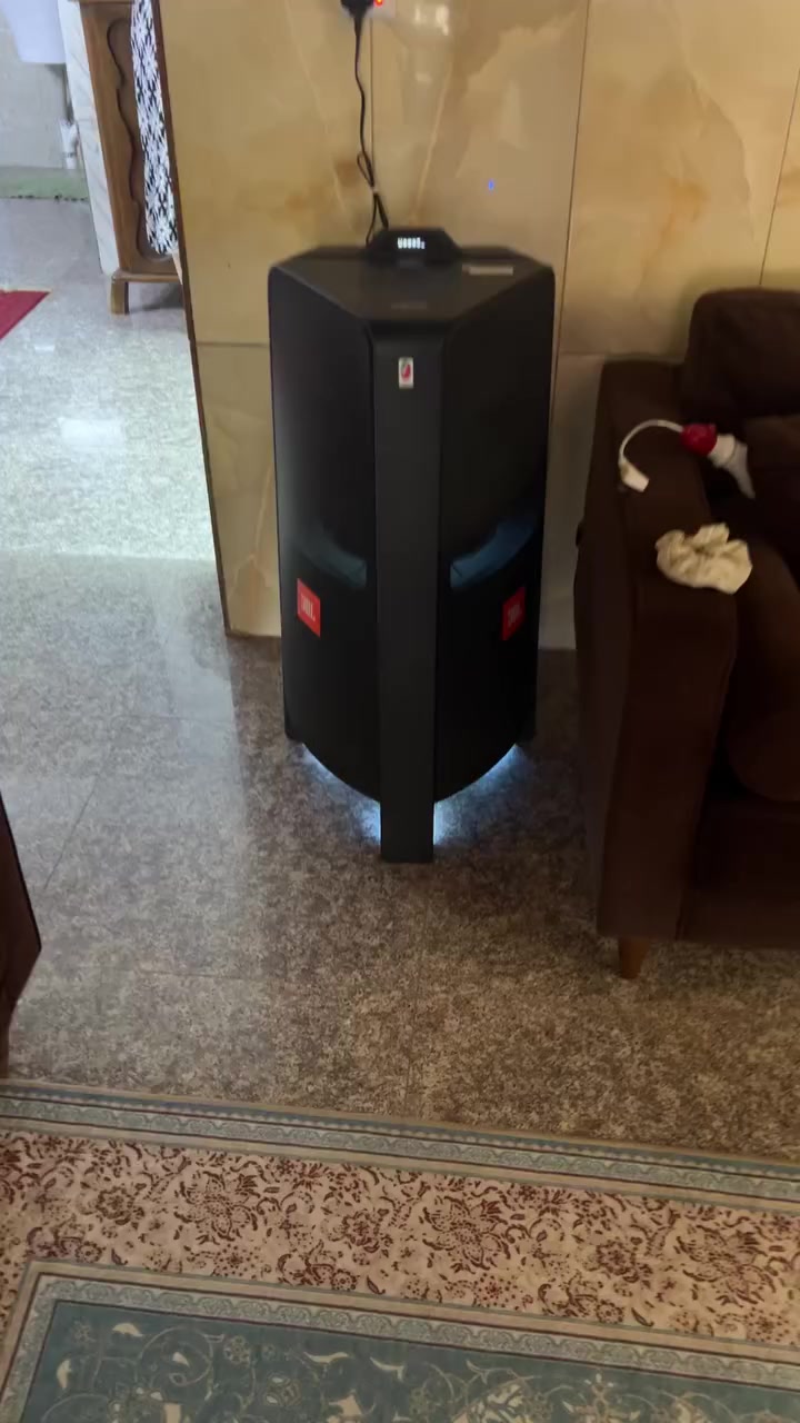 للبيع 
 الميزات الرئيسية لـ Samsung MX-T70:
قوة صوت هائلة: 1500 واط (RMS) مع ميزة Bass Booster لتعزيز الترددات المنخفضة.
صوت ثنائي الاتجاه: تصميم يوزع الصوت في اتجاهين لملء الغرفة.
إضاءة الحفلات (LED Party Lights): أنماط إضاءة متنوعة (Party, Ambient, Dance, Thunder Bolt, Star) تتناسب مع الإيقاع.
وضع الكاريوكي: مدخلان للميكروفون للغناء الجماعي.
التشغيل الجماعي (Group Play): ربط ما يصل إلى 10 أجهزة سامسونج الصوتية سلكياً أو لاسلكياً.
مقاومة رذاذ الماء: لوحة علوية مقاومة للماء (Splash Resistant).
اتصال بلوتوث متعدد: توصيل جهازين محمولين في نفس الوقت.
تطبيق Sound Tower: للتحكم في الإضاءة والمؤثرات الصوتية والـ EQ. 
samsung.com
samsung.com
 +5
يعد هذا النظام خياراً ممتازاً للحفلات الكبيرة والمناسبات الداخلية والخارجية.


**إذا كنت صاحب هذا الإعلان وتريد حذفه لأي سبب، رجاءا أرسل رسالة إلى الدعم الفني**