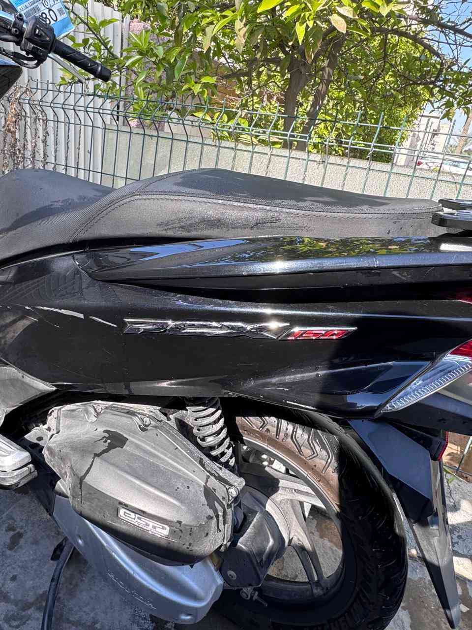 دراجه ياباني بي سي اكس جيل ثاني دراجه جديده مال رمبه زيرو صار اسبوعين نزلناه من الرمبه ماشيه 7500 بلاديه محرك 150 السعر 19 ونص بيه مجال بسيط المكان زيونه ***********
