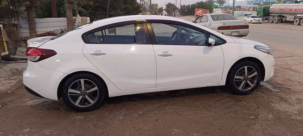 السلام عليكم سيراتو  2017 خليجي
السياره بيها باردات بدون تبديل. وصبغ على قياس لوحة الرقم الخلفي فقط   والباقي مكفول من الصبغ والتبديل 

رقم اربيل القديم بأسم الشركة
( حدادية + اطارات + باتري.. كله جديد قبل اسبوع مبدلهن.) 

مكينة 2000 دوش 

فتحة سقف سلايد 

تحكم ستيرن 

شاشة بالمراية

 كاميرا   خلفي 

حاكية و بلوتوث

حساس خلفي

لد نهاري أمامي 

ويل كب كروم 

مري جانبية كهرباء + اشاير 

نظام ABS

العنوان النجف

الشراي يتصل ***********

السعر 135 بيهً مجال بسيط
