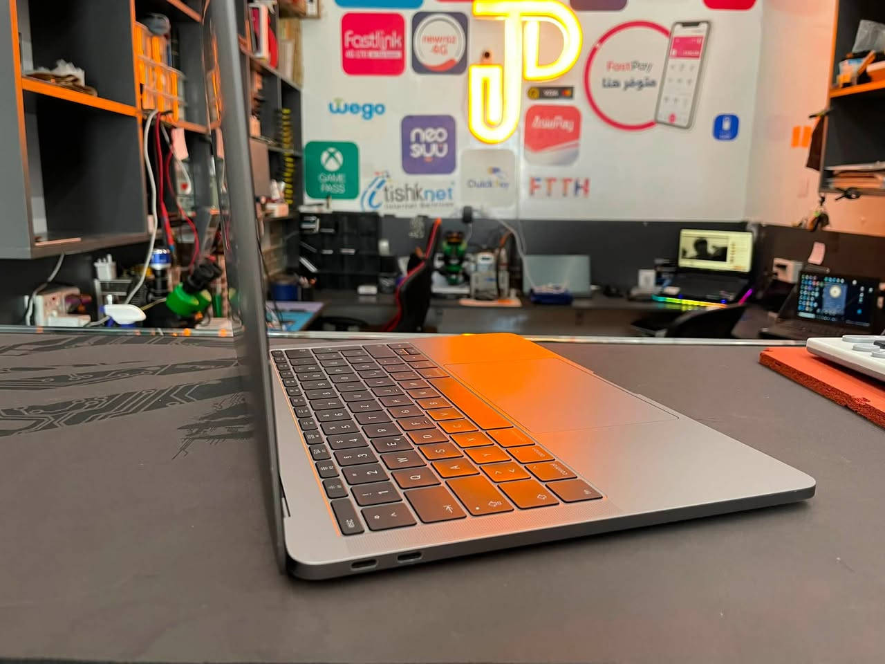 * **الموديل:** ماك بوك برو (١٣ بوصة، ٢٠١٧) |
MacBook Pro (13-inch, 2017)

 * **المعالج:** ٢.٣ جيجاهرتز ثنائي النواة (Dual-Core) إنتل i5

 * **الذاكرة العشوائية (الرام):** ٨ جيجابايت ٢١٣٣ ميجاهرتز LPDDR3

 * **كرت الشاشة (الرسوميات):** Intel Iris Plus Graphics 640 ١٥٣٦ ميجابايت 
 
* **سعة التخزين:** ٢٥٦ جيجابايت فلاش ميموري (SSD)

 * **عدد دورات الشحن (Cycle Count):**١٥٠ دورة (وهذا يعني أن صحة البطارية ممتازة جداً!)

550 ألف دينار


**إذا كنت صاحب هذا الإعلان وتريد حذفه لأي سبب، رجاءا أرسل رسالة إلى الدعم الفني**