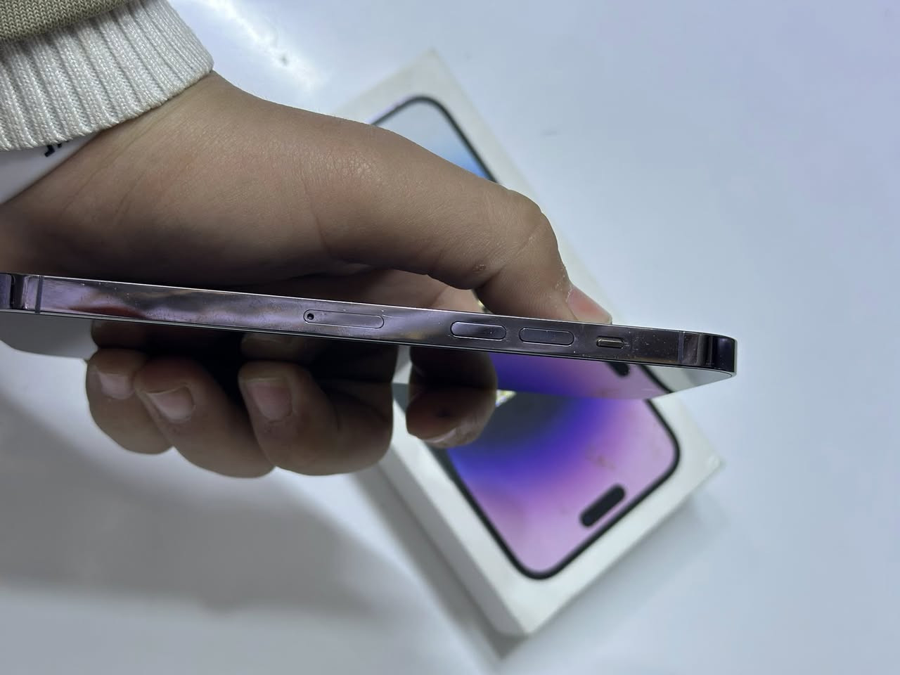 ايفون 14 برو ماكس 
شرق اوسط 
بطاريه 85🔋اصل 
ذاكره 256
وتر 
مكفول من كلشي 
السعر 775بي مجال 
العنوان بابل الحمزه الغربي 
الرقم ***********
