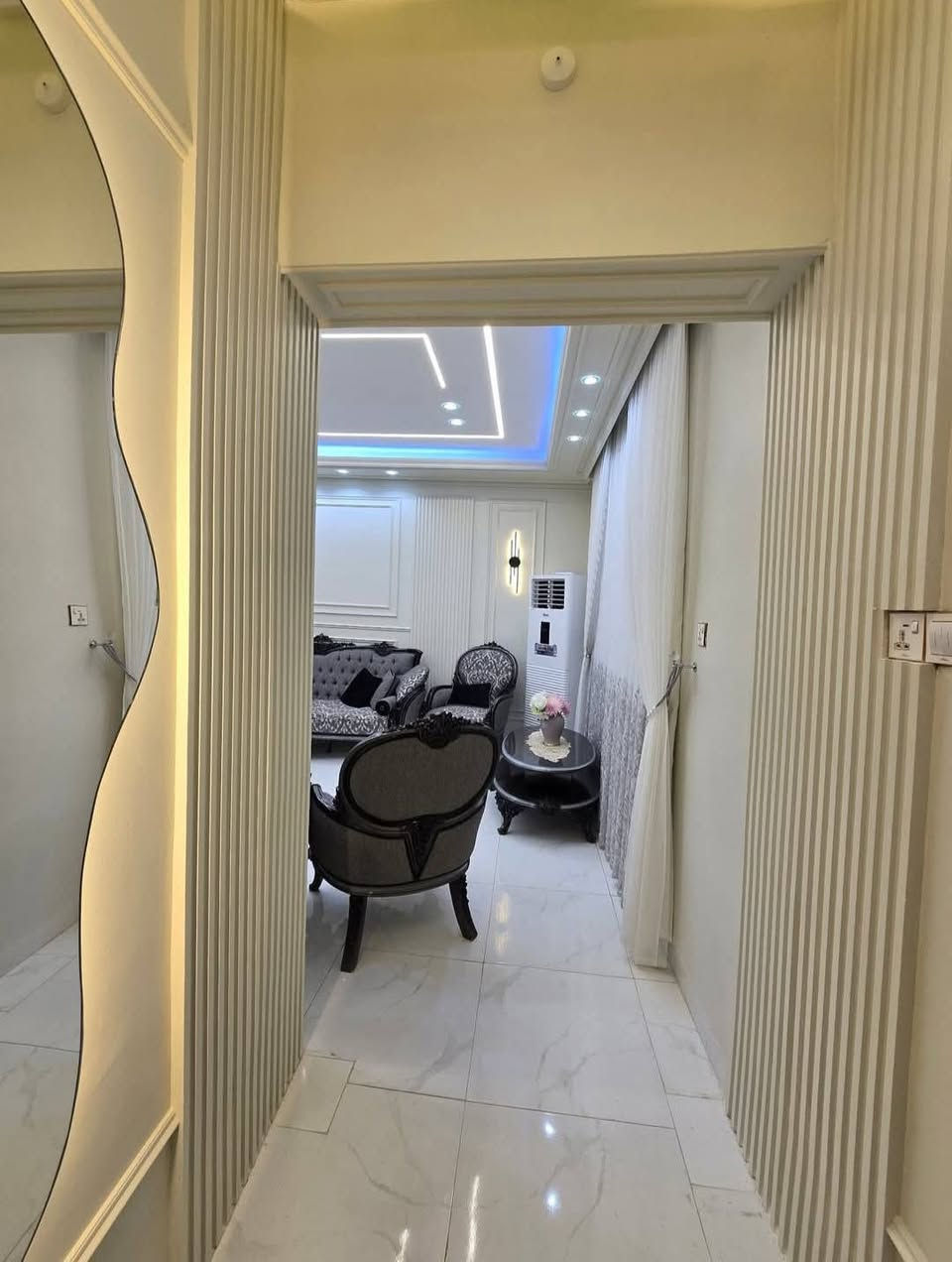 🌟 للبيع! 🌟
دار بناء حديث طابق واحد( 200 متر) في كربلاء - طويريج ـ حي الجمعيه 
🟢 المواصفات:
ــ دار بناء حديث صب مسلح عدد غرف 2 صالات 1 استقبال مطبخ عدد 1 صحيات عدد 2 بناء الدار طابوق وسقف صب مسلح 
- واجهة 10 متر
-  شغل درجة أولى 
- طابو ملك صرف 
- تحويل بسم المشتري
- ماء، كهرباء، مدارس، أسواق متوفرة
- عرض الشارع 15 متر
للاستفسار: ***********  ابو امير
