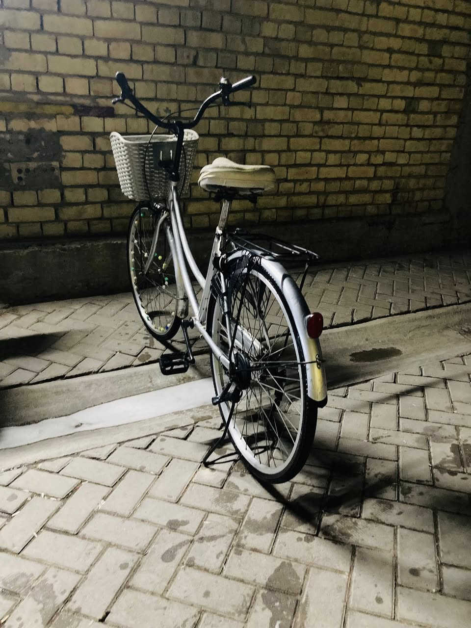 سلام عليكم ورحمة الله وبركاته بيسكل البيع بناتي حجم ٢٦مكان الرشاد السعر 55قفل الرقم ***********
