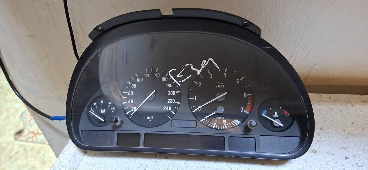 السلام عليكم شباب عندي غراظ للبيع مال حويه كيجات ما خفاش وحده ومل صقر وعندي هاي الدركه هيه والشريط مالتها والعصي وعندي قباقه مال جنط وكلهن مال حاويه وبعد عندي هواي غراض بالمخزن ما مصورهن اليريد شي يسالني واذا عندي يدلل هذا رقمي *********** واسف عل اطاله
