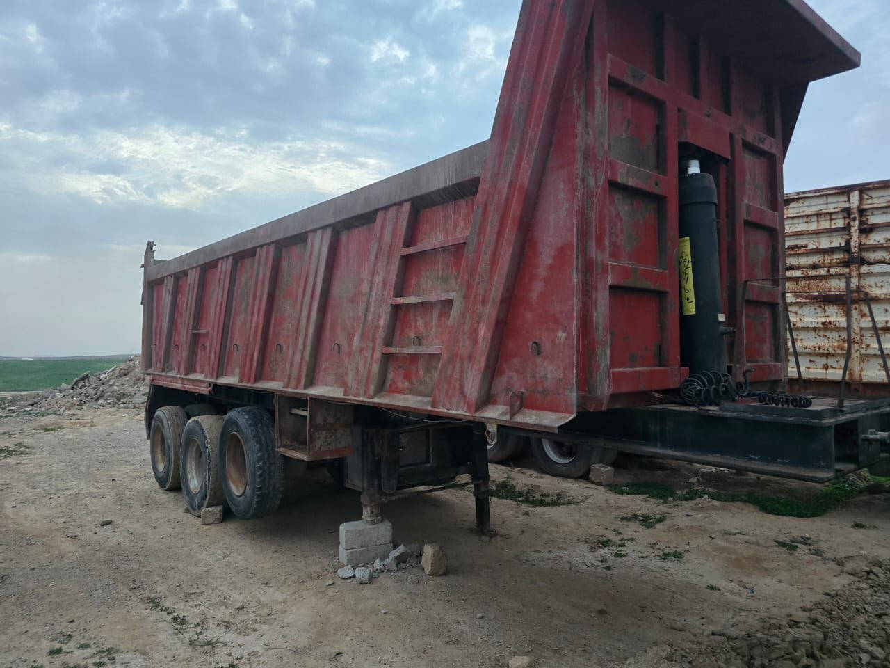 السلام عليكم
يوجد للبيع نساف
الذرعه ٢٢ 
المجموعه براد١٦ 
تايرات ٧٠٪؜
٣ محاور 
تانكي ماي
ثلاجه
السعر٨٥ وبي مجال 
العنوان صلاح الدين 
رقم الهاتف ***********
