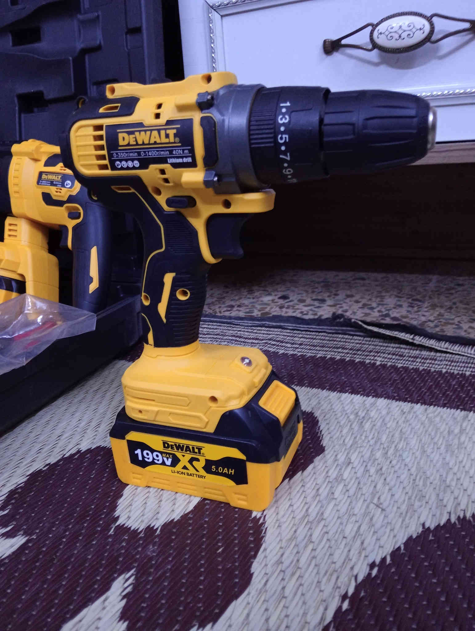 السلام عليكم 
هذا سيت دريلات مع كوسره جديد مامستعمل 
مع شاحنتين واربع بطاريات سعر 110مع التوصيل بغداد ***********
